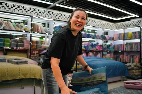 用镜头记录世界“小商之都”的繁荣 “大美中国行－走进义乌”主题采风活动举行