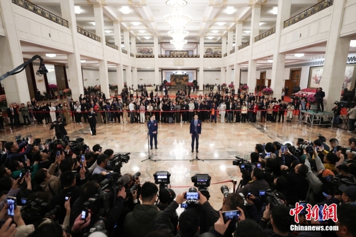 两会“信息通道”讲述中国发展故事