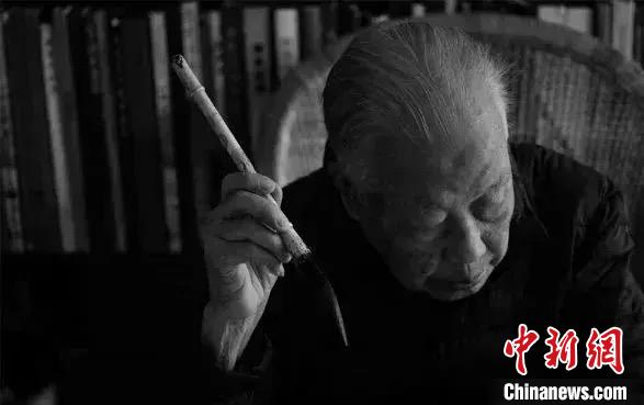 东西问丨追忆朱颖人：中国画笔墨如何“自然而然”？