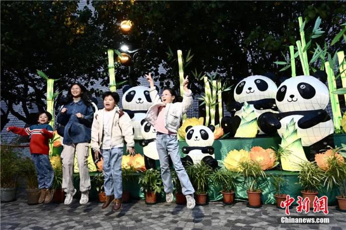 东西问丨李成：香港怎样促进中西方开展更广泛深入的人文交流？