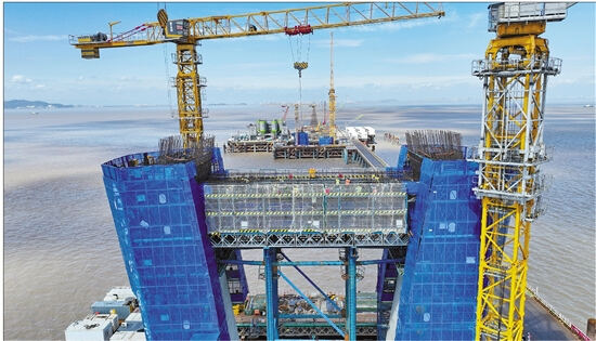 杭州湾跨海铁路桥项目抢抓建设工期:海中央,立起大桥“钢铁脊梁”