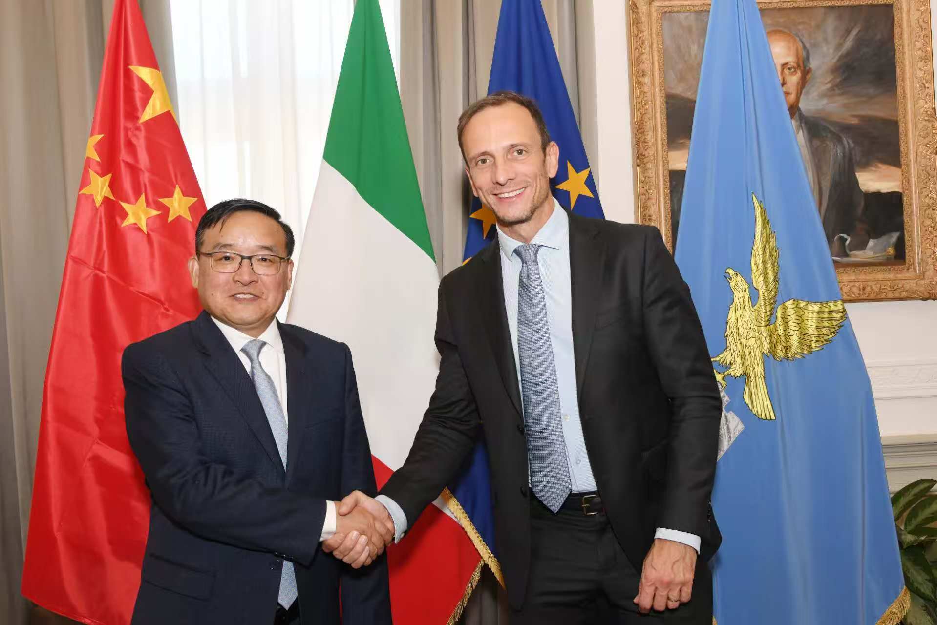 贾桂德大使会见弗留利-威尼斯·朱利亚大区主席费德利加和的里雅斯特市市长迪皮亚扎