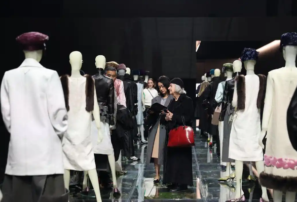 两大意大利奢牌合并：普拉达正式收购范思哲