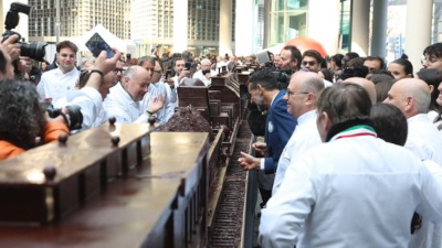 巧克力“冬奥快车”在意大利米兰揭幕