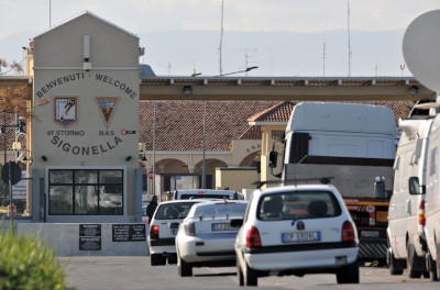 意大利民众在美军基地外抗议示威