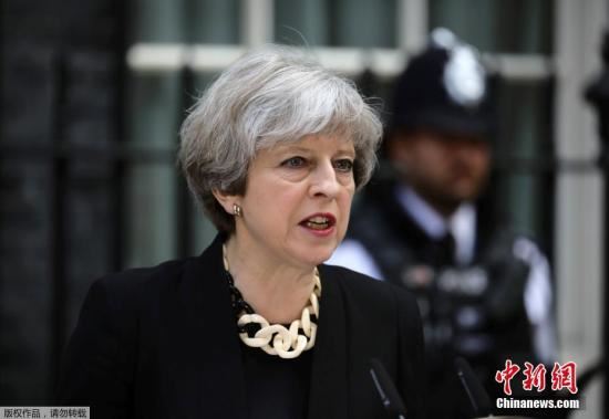 当地时间2017年6月4日，英国伦敦，英国首相特蕾莎・梅在唐宁街10号发表声明她表示，三名嫌犯均身着伪造的自杀式袭击背心，目的是为了制造恐慌。恐怖分子正在互相模仿，英国不会让恐怖主义有生存空间。英国大选活动将在明天恢复进行。