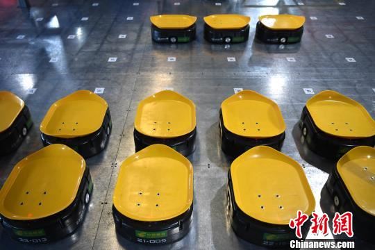 迎战“双11” 智能分拣机器人“小黄人”正式上岗