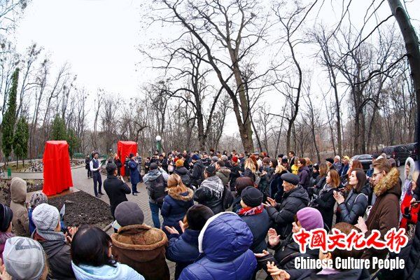 乌克兰副总理基里连科在基辅为吴为山雕塑揭幕