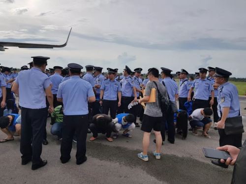 　2017年8月，在柬埔寨暹粒国际机场，跨国电信诈骗嫌疑人在中国警方的押解下准备登机。新华社发