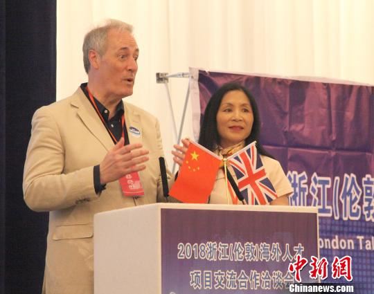 英国国际发展部国务大臣贝茨勋爵(左)在其夫人、英国浙江联谊会暨商贸会主席李雪琳(右)的翻译下，于洽谈会上发表情深意诚的致辞。　张平 摄