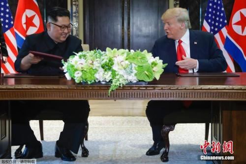 资料图片：金正恩与特朗普签署联合文件仪式现场。