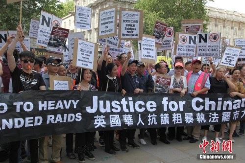 7月24日,伦敦市中心著名的唐人街中餐馆、超市、商铺等170多个华人商家集体罢市,上千华人沿街游行,抗议英国移民局粗暴执法。这是伦敦华人社会历史上最大规模的罢市游行。图为游行队伍在唐宁街示威抗议。 <a target='_blank' href='http://www.chinanews.com/'>中新社</a>记者 张平 摄 7月24日,伦敦市中心著名的唐人街中餐馆、超市、商铺等170多个华人商家集体罢市,上千华人沿街游行,抗议英国移民局粗暴执法。这是伦敦华人社会历史上最大规模的罢市游行。图为游行队伍在唐宁街示威抗议。 <a target='_blank' href='http://www.chinanews.com/'>中新社</a>记者 张平 摄