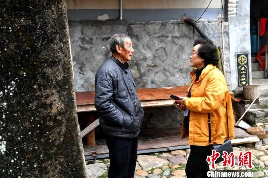 图为海外华文媒体与村民交谈。　吕明 摄