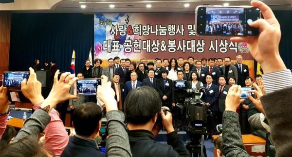 华人头条韩国记者站站长曹明权荣获韩国新闻记者功勋大奖