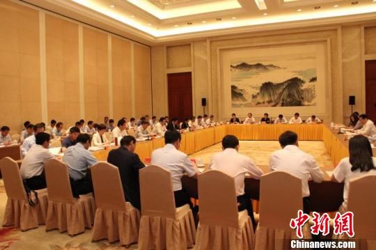 中央统战部副部长、国侨办主任许又声赴江苏调研。　江苏省委统战部 供图 摄