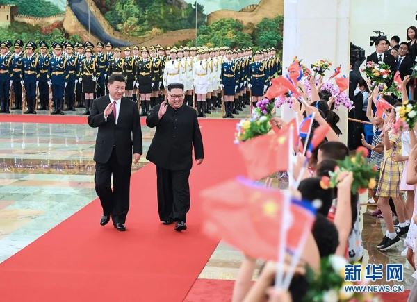 2018年6月19日，习近平同当日抵京的金正恩举行会谈。会谈前，习近平在人民大会堂北大厅为金正恩举行欢迎仪式。