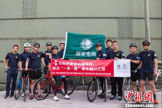 中国侨网在杜伊斯堡举办的活动发车仪式　鲁天骐　摄