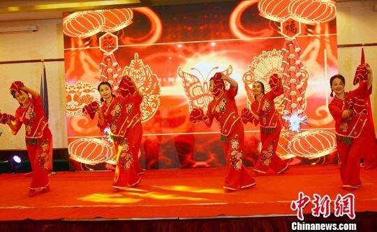 图为法国华侨华人会艺术团表演舞蹈《开门红》。<a target='_blank' href='http://www.chinanews.com/'>中新社</a>记者 李洋 摄