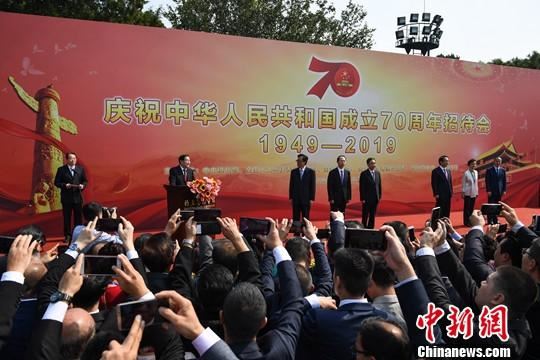 9月29日，中央统战部、全国人大华侨委员会、外交部、国务院侨办、全国政协港澳台侨委员会、致公党中央和中国侨联在北京联合举行国庆招待会，全国政协副主席、致公党中央主席万钢出席并致辞。来自五大洲130多个国家和地区的约2300位海外侨胞、港澳同胞、台湾同胞和归侨侨眷代表应邀参加招待会。<a target='_blank'  data-cke-saved-href='http://www.chinanews.com/' href='http://www.chinanews.com/'>中新社</a>记者 崔楠 摄