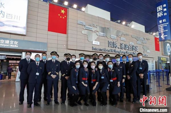 全体机组人员在浦东机场T1航站楼内合影留念。　殷立勤 摄