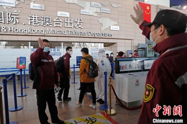 医疗专家组在浦东机场T1航站楼内与工作人员告别。　殷立勤 摄