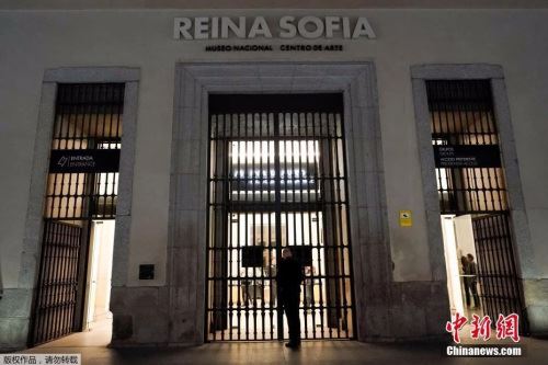 资料图：当地时间3月11日，西班牙首都马德里，保安人员关闭了雷纳·索非亚博物馆的大门。