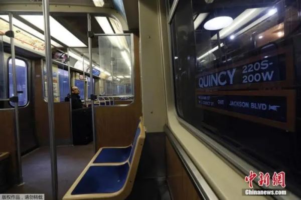资料图：当地时间3月23日在美国伊利诺伊州，一名男子在昆西车站乘坐芝加哥交通管理局(Chicago Transit Authority)的一列几乎空无一人的“L”型列车。