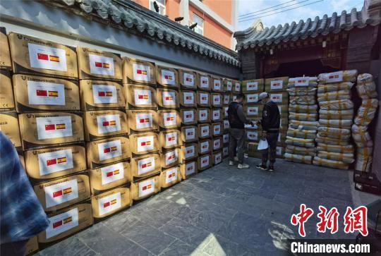 中国侨网4月17日，西班牙甘肃商会向西班牙驻华大使馆捐赠20万件防疫物资。西班牙甘肃商会供图
