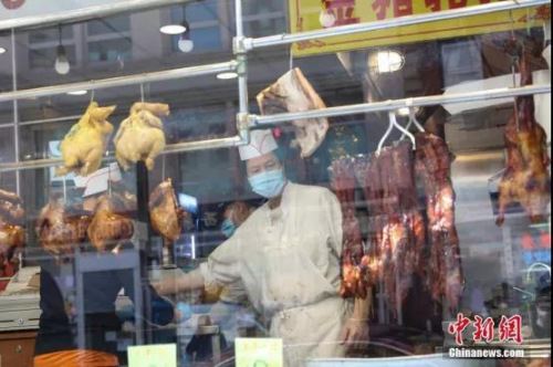 　当地时间5月12日，纽约曼哈顿唐人街，一家恢复营业的烧腊店为人们提供外卖服务。<a target='_blank' href='http://www.chinanews.com/'>中新社</a>记者 廖攀 摄
