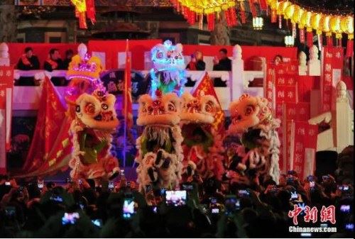 资料图：著名华埠横滨中华街上的新年倒计时活动，每年都吸引众多当地侨胞以及各方游人，场面热闹红火。<a target='_blank' href='http://www.chinanews.com/'>中新社</a>记者 王健 摄