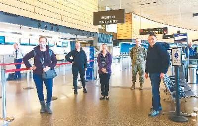 在西雅图塔科马国际机场，侯朋(右一)和其他支援纽约的医护人员整装待发。(人民日报海外版)
