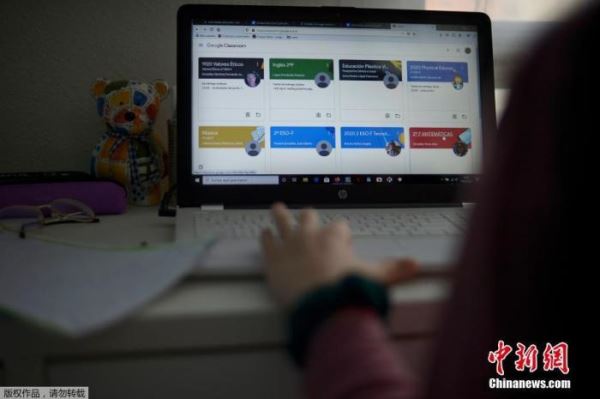 资料图：疫情之下，在西班牙塞维利亚，14岁的小女孩开始她的网课学习。