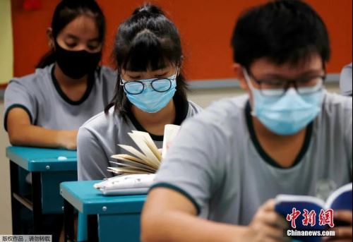 资料图：当地时间6月2日，新加坡学校重新开学，学生戴口罩上课。