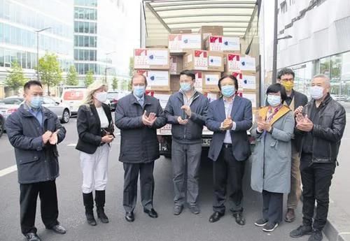 旅法侨团向大巴黎市镇联盟捐10万外科口罩， 大家鼓掌感谢旅法华侨华人的捐赠。(《欧洲时报》/黄冠杰 摄)