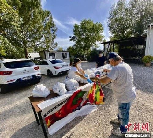 意大利华侨在佛罗伦萨摆摊，给有需要的当地居民分发生活物资。　李伟康供图