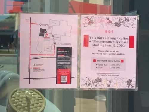 位于洛杉矶亚凯迪亚市的“鼎泰丰”门口玻璃上贴着告示，上面写着“这家店将从6月12日开始永久关闭”。(美国《世界日报》/张宏 摄)