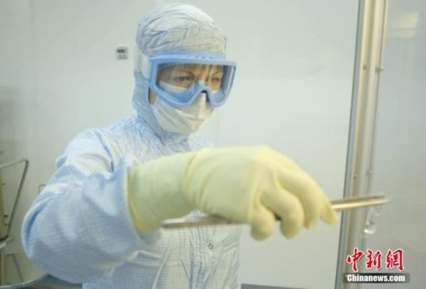 当地时间2020年8月11日，俄罗斯莫斯科，Binnopharm公司新冠疫苗生产实验室。图片来源：人民视觉