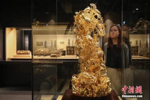 资料图：潮州木雕作品-大型金漆镂通雕蟹篓。中新社记者 谢光磊 摄