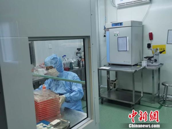 北京万泰生物中试车间内，技术人员在工作。 <a target='_blank' href='http://www.chinanews.com/' >中新网</a>记者 张尼 摄