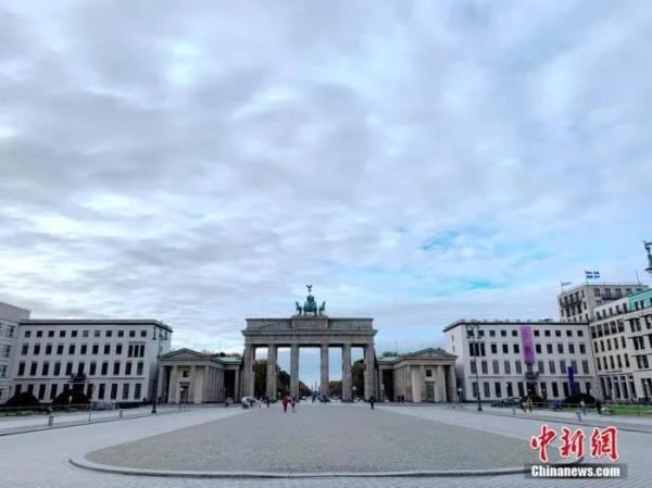 资料图：11月2日下午，柏林地标勃兰登堡门前的巴黎广场行人稀少。<a target='_blank' href='http://www.chinanews.com/'>中新社</a>记者 彭大伟 摄