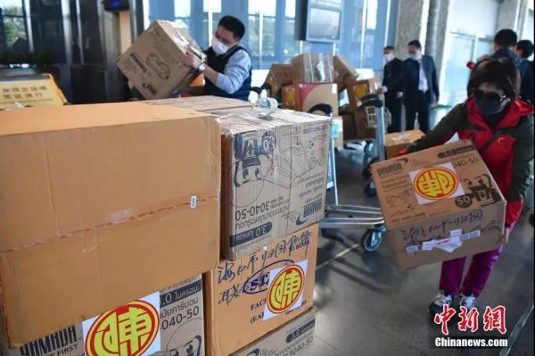 资料图：2020年1月30日，多批海外琼籍华侨华人捐赠的口罩、防护服、护目镜分别由泰国、日本运抵海南海口。图为工作人员搬运募捐的医疗物资。<a target='_blank' href='http://www.chinanews.com/'>中新社</a>记者 骆云飞 摄