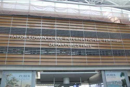 资料图：旧金山国际机场“李孟贤市长国际航站楼出境大厅”字样位于厅内的中间上方，正对入口。(美国《世界日报》/李晗 摄)