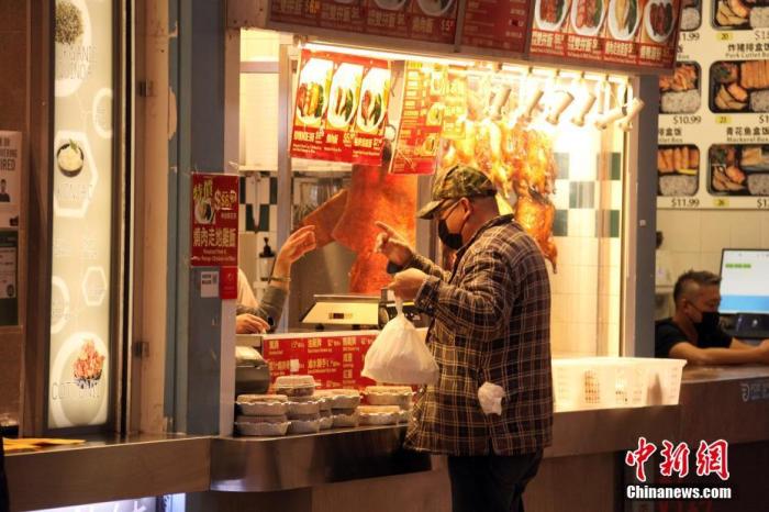 资料图：当地时间12月14日，加拿大大多伦多地区万锦市(Markham)一商场内，顾客在一家港式烧腊食档购买打包餐食。自该日起，包括万锦市等华人聚居区所在的约克区被划入安大略省防疫级别最高的“灰色地区”，实施至少为期四周的封禁。因应目前仍然严峻的疫情，加拿大多地正继续强化防疫限制措施。
<a target='_blank' href='http://www.chinanews.com/'>中新社</a>记者 余瑞冬 摄