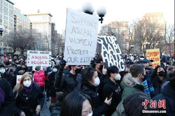 当地时间3月19日，美国纽约民众在曼哈顿联合广场集会，反对歧视亚洲族裔。中新社记者 廖攀 摄