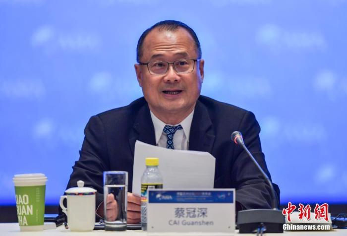 4月19日，博鳌亚洲论坛2021年年会华商领袖与华人智库圆桌会议在海南博鳌举行。图为全国政协常委、中华海外联谊会常务理事、新华集团董事长蔡冠深出席并发言。 <a target='_blank' href='http://www.chinanews.com/'>中新社</a>记者 骆云飞 摄
