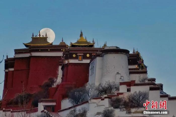 资料图：图为一轮明月从布达拉宫上空缓缓升起。马谦 摄