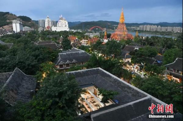 云南西双版纳傣族自治州景洪市，入夜后的告庄夜市热闹非凡。云南西双版纳傣族自治州与缅甸、老挝山水相连，以热带雨林风光、傣族文化风情著称。<a target='_blank' href='http://www.chinanews.com/'>中新社</a>记者 刘冉阳 摄