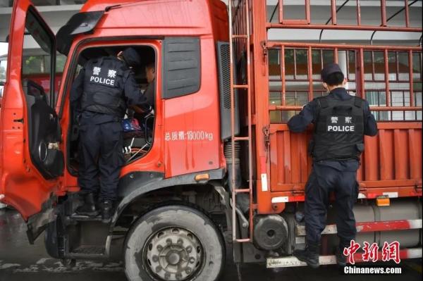 边境检查站民警检查过往车辆。 <a target='_blank' href='http://www.chinanews.com/'>中新社</a>记者 刘冉阳 摄