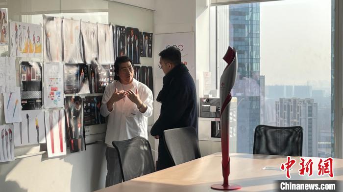 北京冬奥火炬外观设计师：道法自然设计“飞扬”