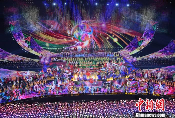 2019年5月15日晚间，亚洲文明对话大会亚洲文化嘉年华活动在位于北京的国家体育场“鸟巢”举行。图为交响互动大合唱《我们的亚细亚》。<a target='_blank' href='http://www.chinanews.com/'>中新社</a>记者 侯宇 摄
